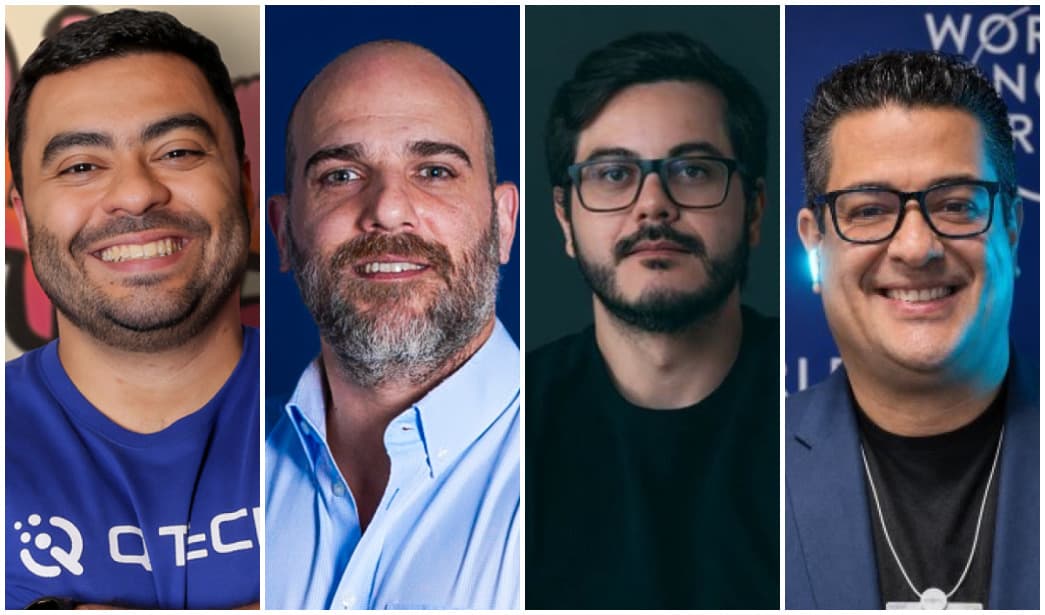 Foto com quatro homens, o primeiro tem camiseta azul e barba rala, o segundo não tem cabelo, barba grisalha e volumosa, o terceiro é jovem, cabelo preto e de óculos e o quarto também tem cabelo preto e usa óculos.